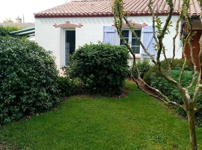 L'eden Naturiste Ecureuil * Шаллан